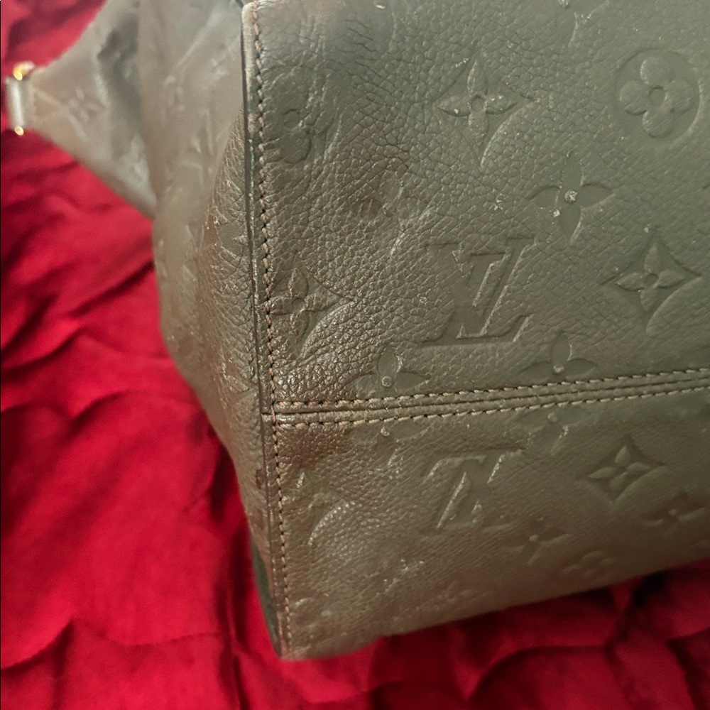 Louis Vuitton - Picture 5 of 9